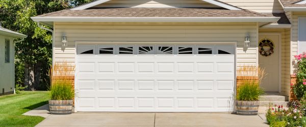 Combien coûte le remplacement d'une porte de garage ? 